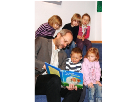 Volkmar Klein in der Kindertageseinrichtung Schatzkiste